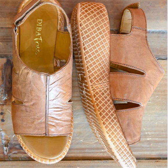 New  wt box ,  Diba true tan  platttform  wedge sandals. - Picture 5 of 13